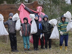 Turpinot tradīciju,  sakopj Vadzola ezera apkārtni