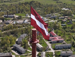 Valsts svētku nedēļā tornī plīvo Latvijas karogs