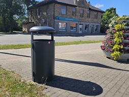 Madonā uzstādītas četras jaunas izsmēķu urnas