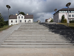 Priecē atjaunotās kāpnes Saieta laukumā