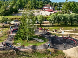 Ērgļos atklāta Madonas novadā pirmā pump track velotrase