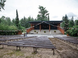 Svinīgi atklāta Mētrienas estrāde