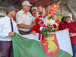 Lidostā sagaida olimpiešus — Latvijas 3×3 basketbola komandu