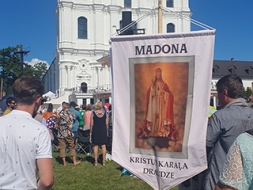 Madonas draudzes karogs Aglonas svētkos
