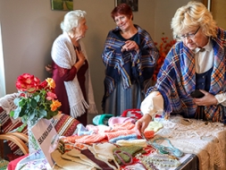 Smiekli, sirsnīgas sarunas, prieks, atzīmējot Senioru dienu
