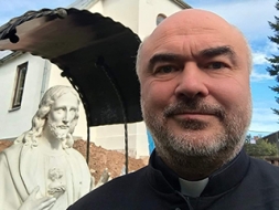 Madonu apciemo priesteris Rihards Rasnacis