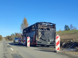 Aizdegoties autobusam, cieš tā vadītājs