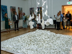 Porcelāna atblāzmas skaistais, ietekmīgais spožums