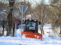 Tīra gan sniegu, gan kaisa ietves