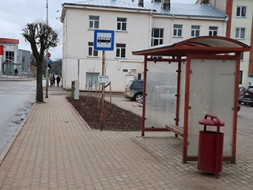 Pensionāri sabiedriskajā transportā varēs braukt par puscenu