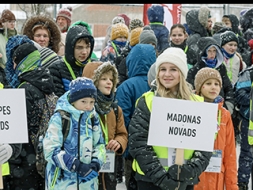 Latvijas skolu sporta svētkos priecājas par sniegu