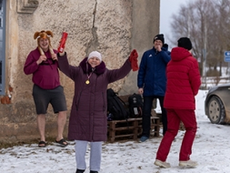 Pārbauda sevi skrējienā pa sniegu