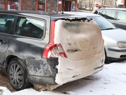 Likums nosaka, ka no auto obligāti ir jānotīra sniegs