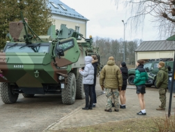 Skolu komandas uzgavilē Ērgļiem