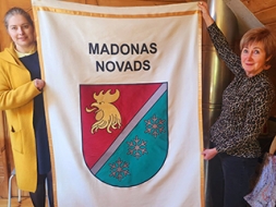 Novadam — jauns karogs!