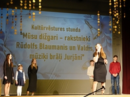 Ērgļos skolēni cildina dižgarus
