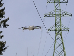 Ar dronu apsekos elektrolīnijas
