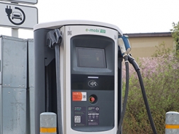Ērgļu vidusskolas elektroautobusam uzstādīta uzlādes stacija
