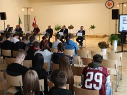 Partiju pārstāvji un vidusskolēni satiekas „Signālvēlēšanu” debatēs