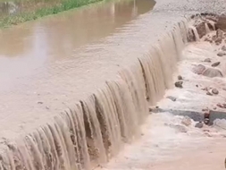 Straujais lietus izskalo ceļus