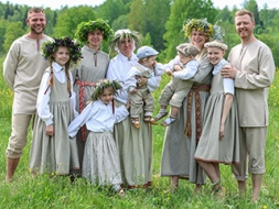 Ģimenes — latvisko tradīciju turpinātājas