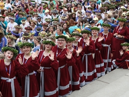 Pārsteidzošie skolēnu dziesmu un deju svētki