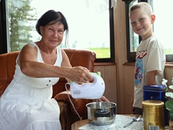 Vasara uz šķīvja — maigā biezpiena cepumu kūka