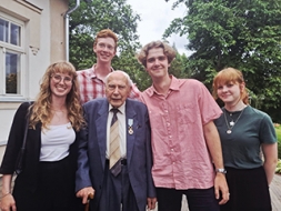 Jānim Bērziņam dvēseles mirdzuma kavalierim — 95