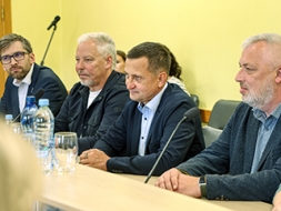 Diskutē ar zemkopības ministru un nozares pārstāvjiem