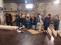 Skolēni iepazīst novada kokapstrādes uzņēmumus