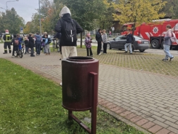Vairākās vietās aizdedzina atkritumu urnas