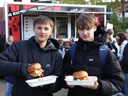 100 bezmaksas burgeri pazuda rekorda ātrumā