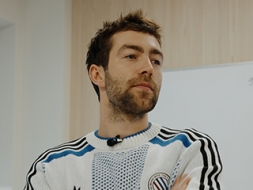Mūziķis Fiņķis iejūtas skolotāja  lomā