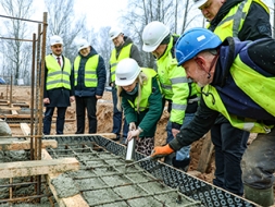 Kapsulas iemūrēšana simbolizē kopīgu darbu