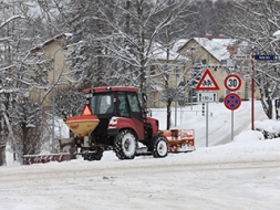 Sniega tīrīšana kļūst par iedzīvotāju rūpēm