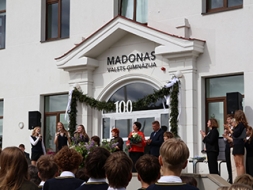 Madonas Valsts ģimnāzijā aizvadīti Pēdējā zvana svētki