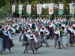 Dziesmās un dejās atbalsojas avoti, no kuriem smeļam spēku
